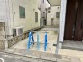 落ち着いた住宅街に佇む、すっきりと整えられた空間が心地よい敷地スペースです。