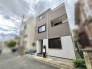 落ち着いた色合いの外観が街並みに調和する、心地よい佇まいが魅力的です。