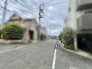 緑豊かな街並みに包まれ、穏やかな時間が流れる落ち着いた住環境です。