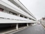 すっきりと整えられた佇まいが日常に心地よい落ち着きをもたらす建物外観です