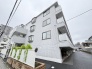 すっきりと整った外観が街並みに調和する落ち着いた佇まいの建物です。