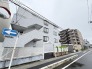 落ち着いた佇まいが街並みに馴染む、安心感のある外観デザインです。