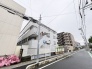 穏やかな街並みに溶け込む、落ち着いた佇まいの外観です
