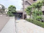 緑豊かな植栽と整えられたアプローチが日常に心地よい安らぎをもたらします