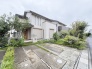 緑豊かな植栽と洗練された外観が調和する、穏やかな街並みに佇む住まい