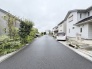 整然と区画された街並みが広がり、緑豊かな植栽が心地よい穏やかな住環境です。