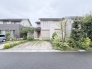 緑豊かな植栽と洗練された外観が調和する、落ち着いた佇まいの住まい。