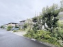 緑豊かな街並みに調和する落ち着いた佇まいと、心地よい開放感を感じられる住環境が広がります。