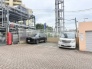 整然と区画された敷地にゆとりを感じる、すっきりと見通しの良い空間です
