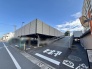 青空のもとに広がる開放的な空間が日常の移動をスムーズに支えます