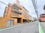 街並みに心地よく調和するタイル貼りの外観が、訪れる人を穏やかに迎えてくれます。