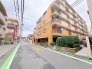 落ち着いた色合いの外観が街並みに馴染み、穏やかな日常を感じさせる佇まい