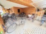 温かみのあるレンガ調のデザインが調和する落ち着いた佇まいの敷地内スペース