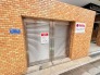 温かみのあるレンガ調のデザインが周囲の街並みに調和する落ち着いた佇まい