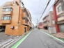 穏やかな街並みに溶け込む、落ち着いた佇まいと安心感のある外観です。