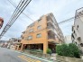 街並みに調和する温かみのある外観が、心地よい日常の始まりを予感させます。
