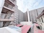 空が大きく広がる開放的な中庭を囲む、整然と佇む端正な佇まいが印象的な景観です。