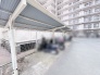 日々の暮らしを快適にサポートする整えられた敷地内の共有スペースです。
