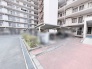 整然とした建物に囲まれた開放的な敷地で心地よい日常を過ごせる空間