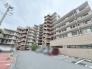 空に美しく映える堂々とした佇まいが暮らしの安心感を高める外観です