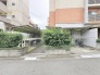 緑豊かな植栽に囲まれた、落ち着いた佇まいを感じさせる敷地内の風景です。