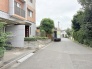緑豊かな街路樹と調和する落ち着いた佇まいの外観が日常に心地よい安らぎをもたらします