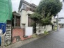 緑豊かな植栽と重厚感のある門構えが、訪れる人を穏やかに迎えてくれる佇まいです。