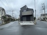 落ち着いた色合いの外観が周囲の街並みに調和する穏やかな佇まいです