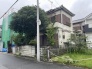 緑豊かな庭木に囲まれ、落ち着いた佇まいを見せる穏やかな住まい。