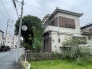 緑の木々に囲まれた穏やかな佇まいが心地よい暮らしを想像させる建物外観です