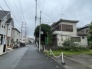 緑豊かな街並みに溶け込む、穏やかな空気が流れる落ち着いた住環境が広がります。