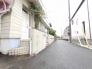 穏やかな住宅街に佇む落ち着いた佇まいが、日々の暮らしに心地よい静寂をもたらします。