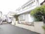 緑豊かな街並みに溶け込む、穏やかな日常を予感させる佇まいです。
