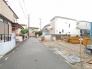穏やかな空気が流れる閑静な住宅街に位置し、日々の暮らしにしっくりとなじむ心地よい環境です。