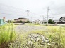 周辺の街並みに溶け込む開放的な敷地で、新しい暮らしの構想が広がる穏やかな空間です。