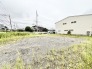 周辺の開放的な空気が心地よく、新しい暮らしの構想が広がるゆとりある敷地です。