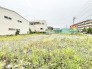 周辺環境の落ち着いた雰囲気に包まれた、ゆとりある空間を描き出す広々とした敷地です。