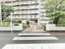 緑豊かな植栽とゆとりあるアプローチが穏やかな日常へといざなう佇まい。