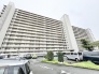 空に向かって堂々と佇む重厚なフォルムが街並みに品格を添える外観