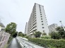 緑豊かな街並みに溶け込む、落ち着いた佇まいと確かな存在感を感じさせる建物外観