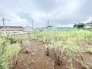 開放的な空が広がり、心地よい風が通り抜ける穏やかなロケーションです。