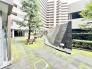 緑豊かな中庭が広がり、穏やかな時間を過ごせる心地よい共用スペースです。