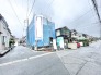 落ち着いた住宅街に佇む、これからの新しい暮らしへの期待が高まる建設中の風景です。