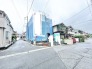 落ち着いた住宅街に佇む、新しい住まいの完成へと期待が高まる風景です。