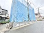 新しい物語の始まりを予感させる、静かな街並みに佇む建築中の建物です。