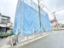 周囲の街並みに溶け込みながら、新しい姿へと生まれ変わる静かな時間を感じさせる佇まい。
