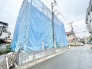 周辺環境に溶け込みながら新たな佇まいへと生まれ変わる静かな街並みの一コマ