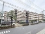 街並みに穏やかに溶け込む落ち着いた佇まいの外観です