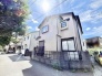 青空の下で穏やかな存在感を放つ、落ち着いた佇まいの住まいです