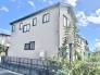 青空に映えるすっきりとした外観が心地よい開放的な住まい